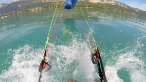 Faire-secours en parapente.Plouf dans l'eau! Pilote de parapente en SIV amerrissage dans le lac d'Annecy sous parachute de secours.